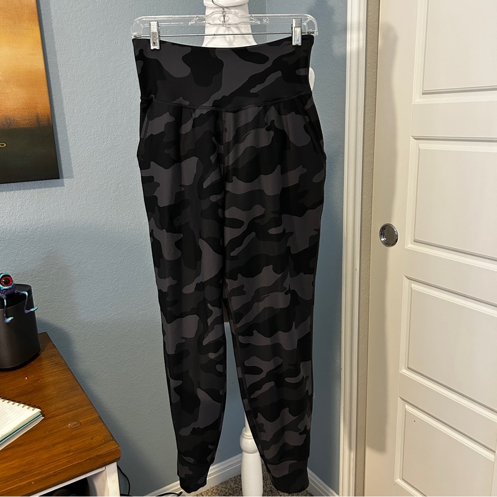 OLD NAVY Active Powersoft High-Waisted Black/Gray Camo Jogger Leggings Size M